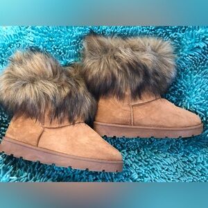 Tan boots with faux fur